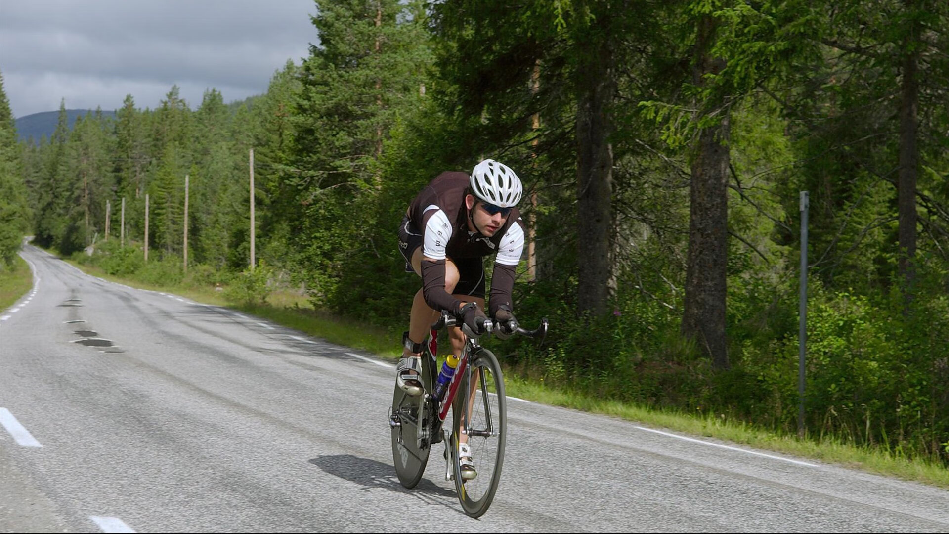 “帕布罗·马特拉的全能防守，助美洲狮队在全球橄榄球赛场中脱颖而出”